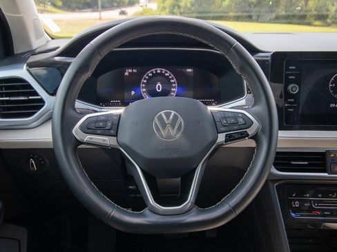 Used 2025 Volkswagen Taos SE AWD/4WD image 16