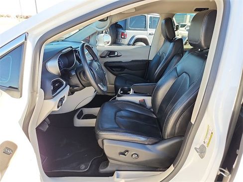 Used 2022 Chrysler Pacifica Touring-L image 11