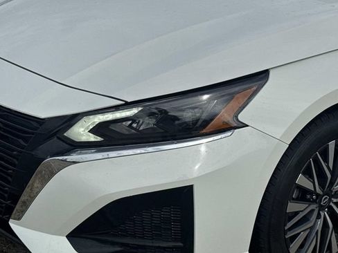 Used 2025 Nissan Altima 2.5 SV FWD image 2