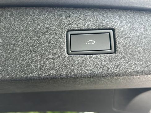 Used 2024 Volkswagen Tiguan SE image 29