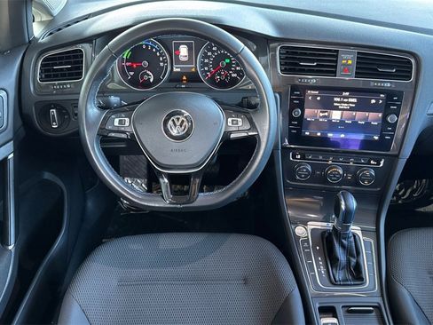 Used 2018 Volkswagen e-Golf SE image 14