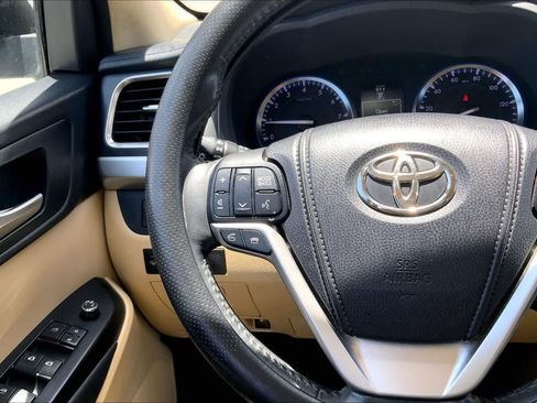 Used 2014 Toyota Highlander XLE w/ Preferred Accessory Package AWD/4WD image 24
