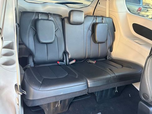 Used 2023 Chrysler Pacifica Touring-L image 40