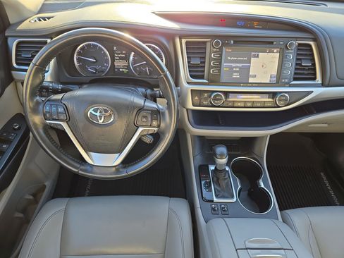 Used 2019 Toyota Highlander XLE image 14