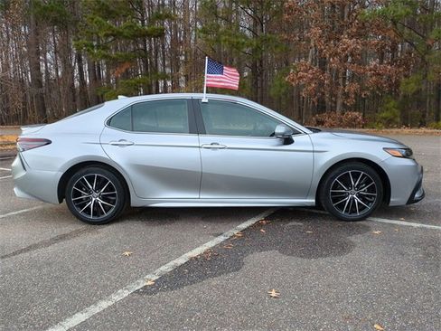 Used 2023 Toyota Camry SE image 3