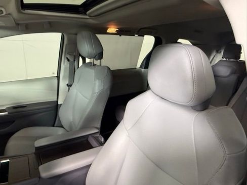 Used 2024 Toyota Sienna XLE FWD image 18