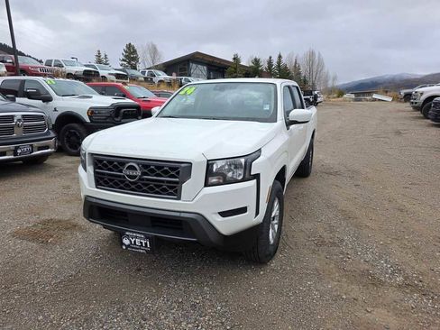 Used 2024 Nissan Frontier SV image 2
