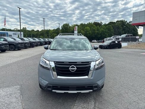 Used 2024 Nissan Pathfinder Platinum FWD image 2