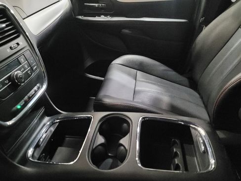 Used 2016 Dodge Grand Caravan R/T FWD image 26