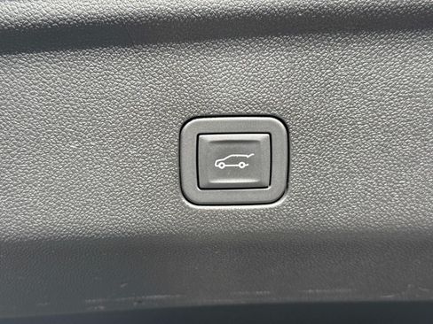 Used 2025 Chevrolet Tahoe High Country RWD image 15