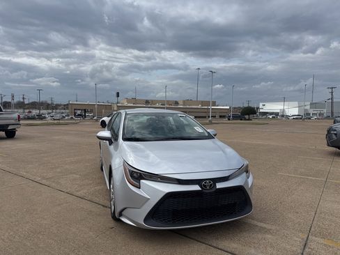 Used 2022 Toyota Corolla LE image 2