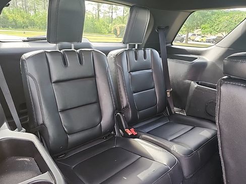 Used 2017 Ford Explorer XLT w/ Equipment Group 202A AWD/4WD image 39