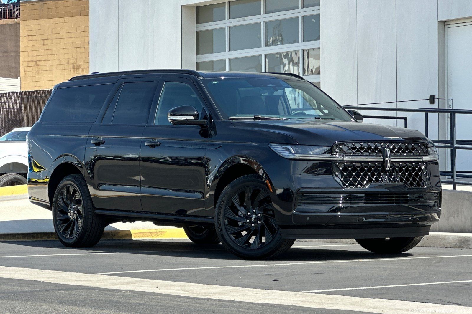New 2027 Lincoln Navigator L Reserve w/ Jet Appearance Package AWD/4WD image 1