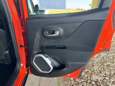 Used 2018 Jeep Renegade Latitude image 23