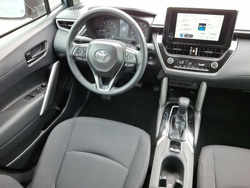 Used 2025 Toyota Corolla Cross LE image 10