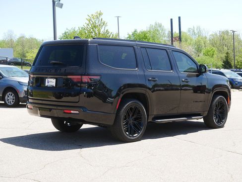 Used 2022 Jeep Wagoneer Series III AWD/4WD image 6