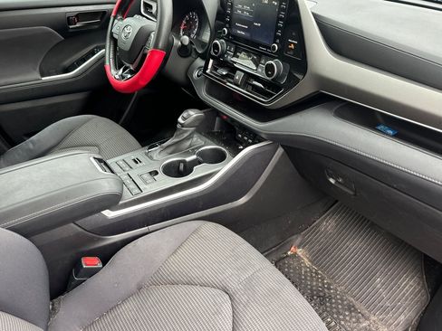 Used 2021 Toyota Highlander LE image 19