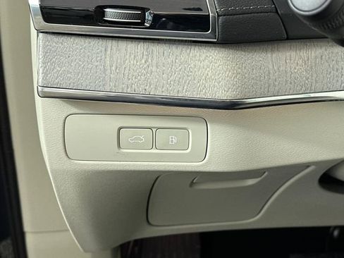 Used 2024 Volvo XC90 T8 Ultimate w/ Lounge Package image 19