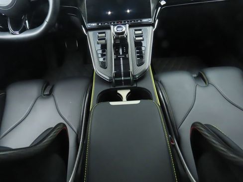 Used 2025 Aston Martin V8 Vantage Coupe image 17