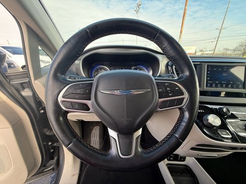 Used 2020 Chrysler Pacifica Touring-L image 14