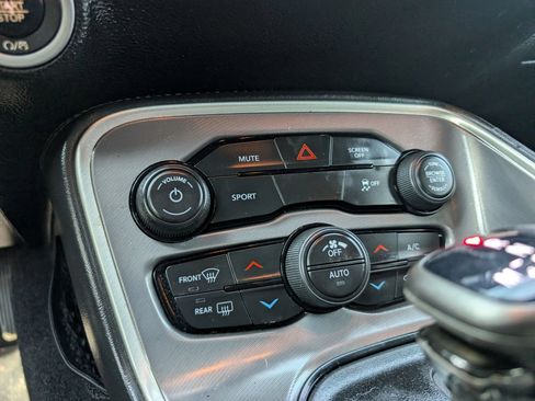 Used 2019 Dodge Challenger SXT RWD image 27