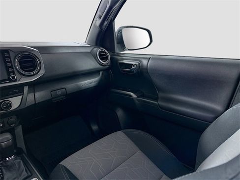 Used 2022 Toyota Tacoma TRD Off-Road image 21