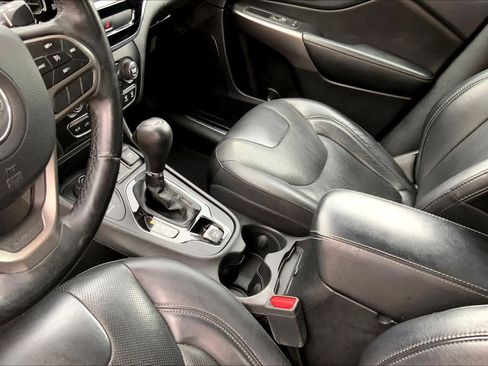 Used 2019 Jeep Cherokee Limited AWD/4WD image 16