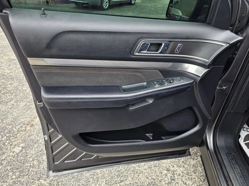 Used 2018 Ford Explorer XLT w/ Equipment Group 202A FWD image 10