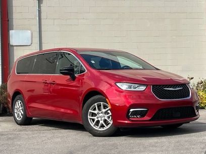 Used 2025 Chrysler Pacifica Select