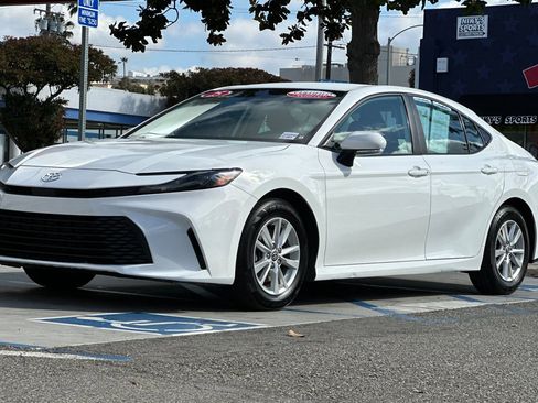 Used 2025 Toyota Camry SE FWD image 8