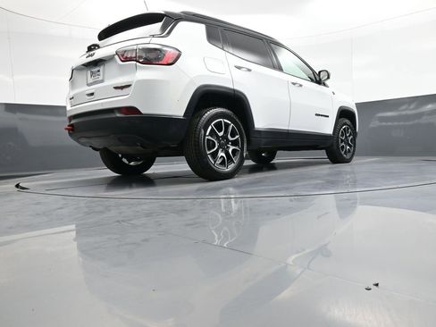 Used 2025 Jeep Compass Trailhawk AWD/4WD image 29