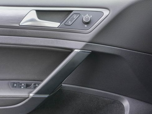 Used 2019 Volkswagen Golf SE image 16