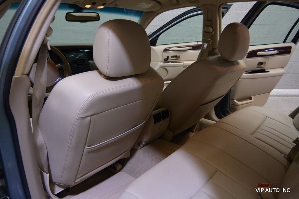 Used 2006 Lincoln Town Car Signature RWD image 20