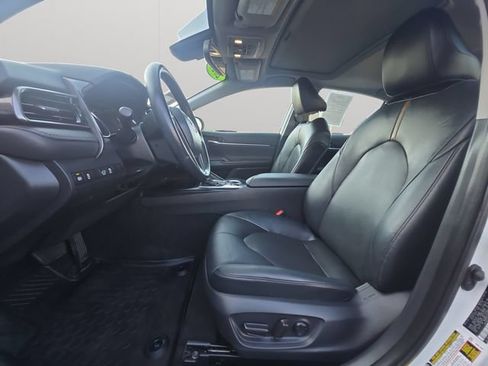 Used 2020 Toyota Camry XLE w/ Sunroof Package FWD image 10