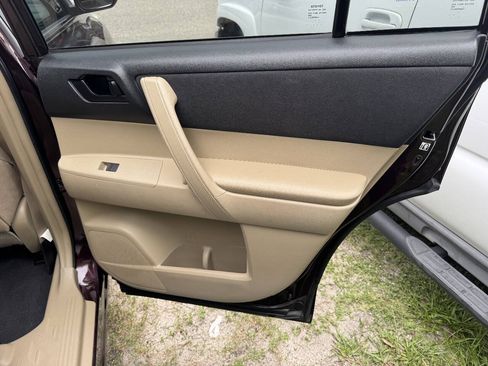 Used 2013 Toyota Highlander 4WD w/ Cold Weather Pkg image 19