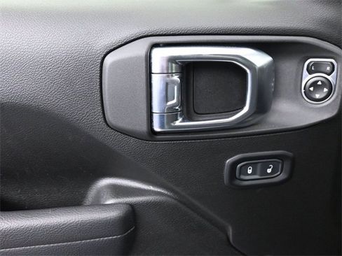 Used 2025 Jeep Wrangler Willys image 22