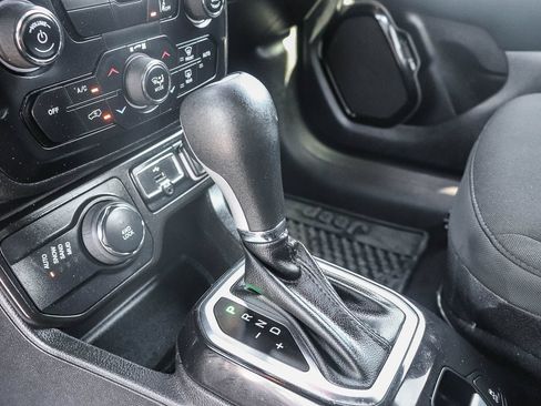Used 2022 Jeep Renegade Altitude AWD/4WD image 24