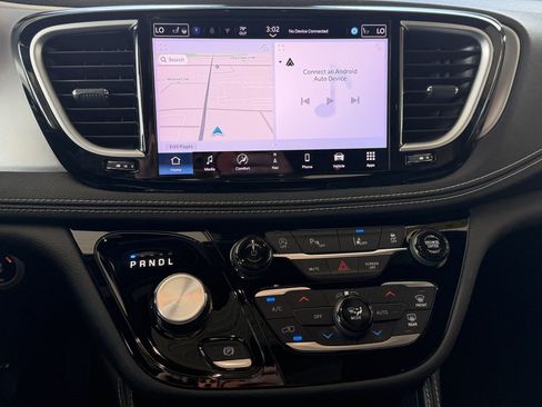 Used 2025 Chrysler Pacifica Limited FWD image 19