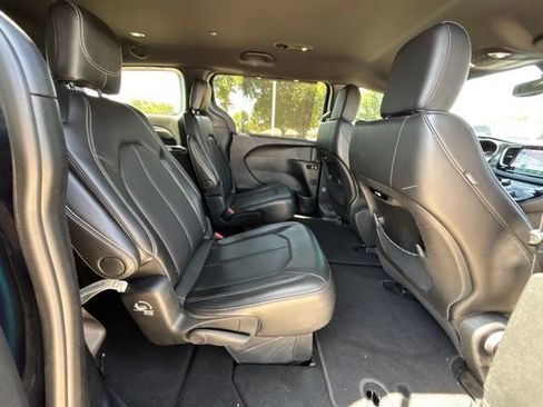 Used 2025 Chrysler Pacifica Select FWD image 12