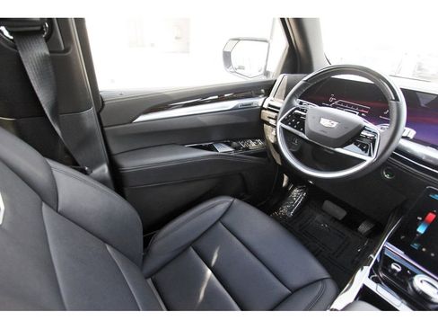 Certified 2025 Cadillac Escalade ESV Luxury image 8