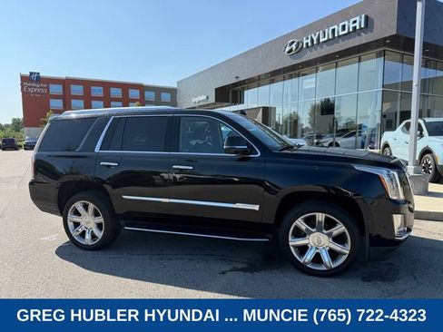 Used 2019 Cadillac Escalade Luxury AWD/4WD image 1