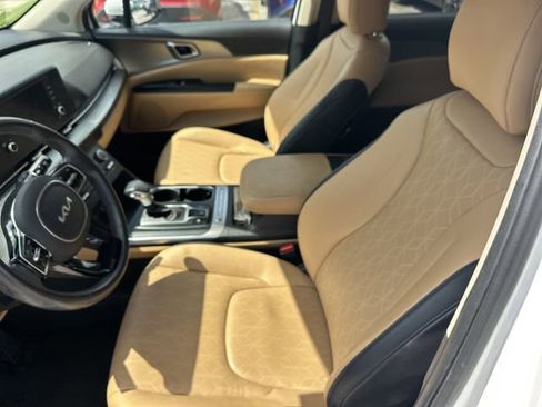 Certified 2024 Kia Carnival LX image 18