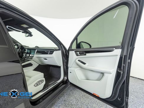 Used 2024 Porsche Macan AWD/4WD image 43