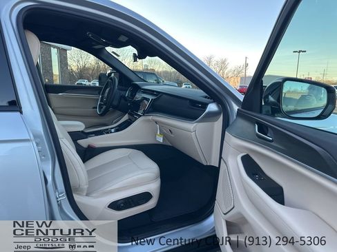 New 2026 Jeep Grand Cherokee Limited w/ Limited Altitude Package AWD/4WD image 17