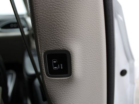 Used 2023 Chrysler Pacifica Limited FWD image 23