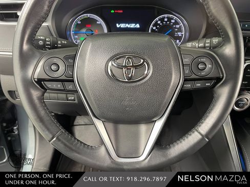 Used 2023 Toyota Venza XLE image 24