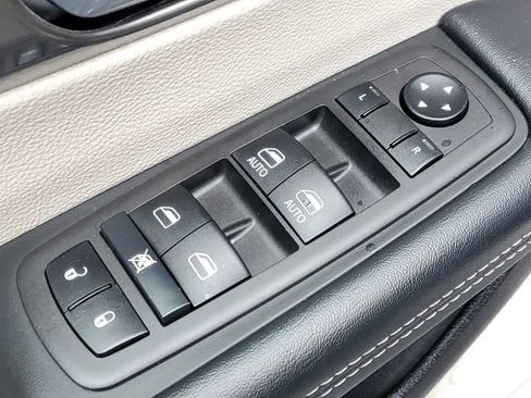 Used 2023 Chrysler Pacifica Touring-L FWD image 26