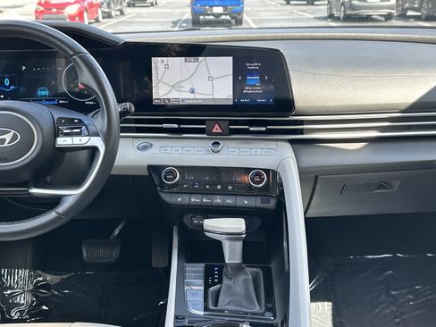 Used 2025 Hyundai Elantra Limited FWD image 30