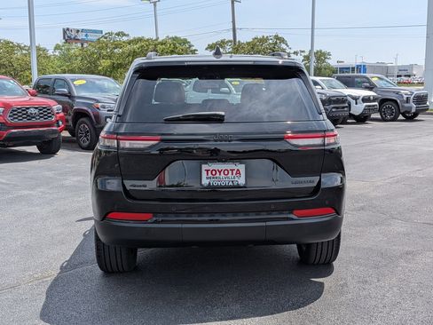 Used 2023 Jeep Grand Cherokee Limited w/ Black Appearance Package AWD/4WD image 7