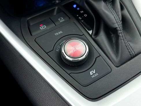 Used 2022 Toyota RAV4 XSE AWD/4WD image 9